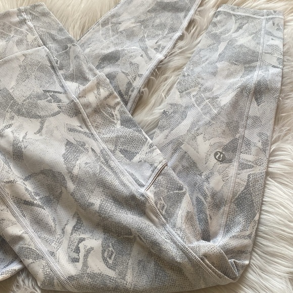 Lululemon Speed Up Tight 6 - Picture 2 of 10